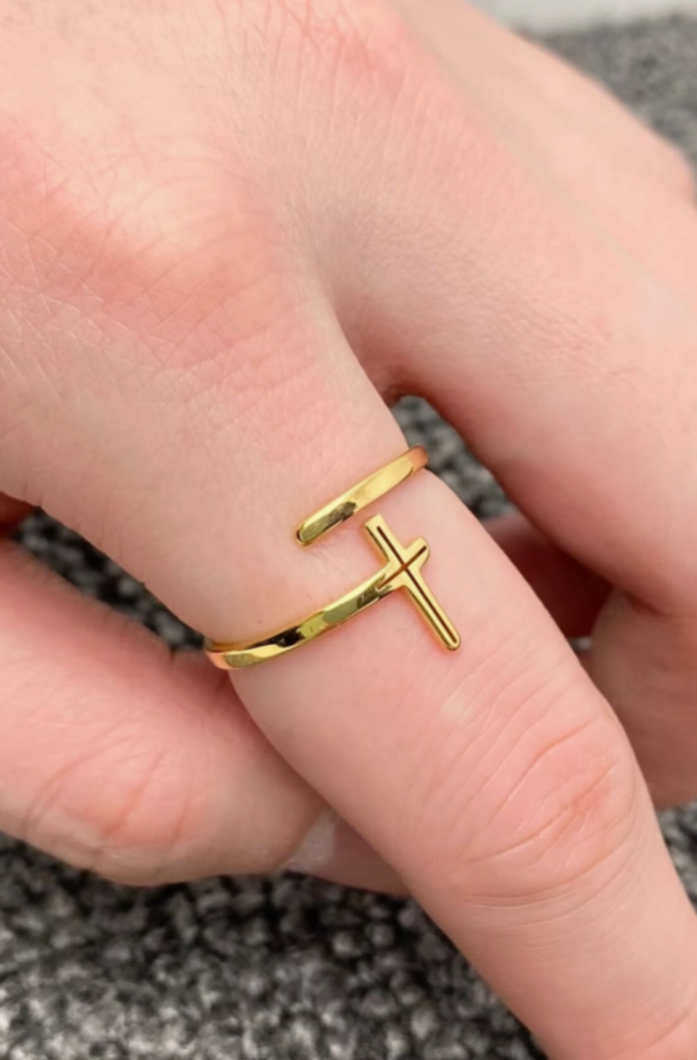 18K Cross Ring: Size 6